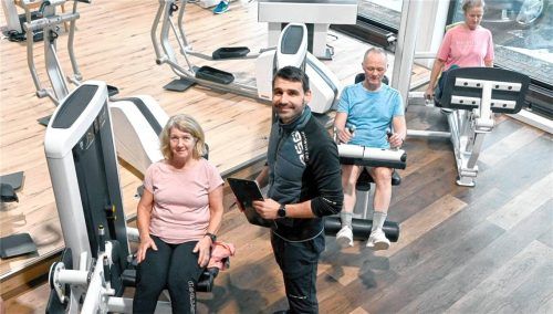 Ganzheitlich fit in jedem Alter: Heidi (68), Michael (70) und Elisabeth (60) trainieren an den Geräten der Fitnessalm Bad Endorf gemeinsam mit Junior-Chef Mario Danzl. Foto Ammelburger