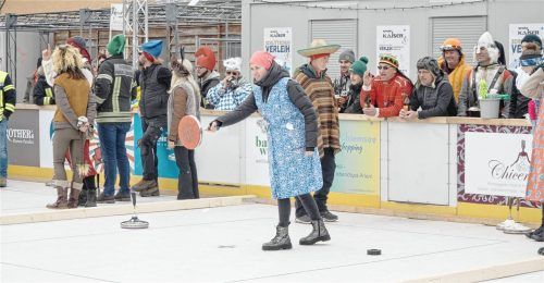 Gaudi auf dem Eis: Die Priener können sich im Fasching im Dorfturnier messen.Foto re