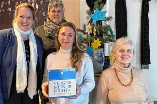 Geldübergaben: (vorne, von links) Nadja Düvelmeyer, Geschäftsführerin „Sozialdienst katholischer Frauen Südostbayern“, Birgit Sailer, Vorsitzende von „Vergissmeinnicht Chiemgau“, Friederike Seibold, Kassiererin von „Vergissmeinnicht Chiemgau“ sowie (hinten) Sabine Weiß von der Fachbereichsleitung „Sozialdienst katholischer Frauen Südostbayern“. Foto re