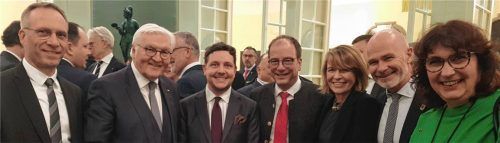 Gelegenheit zum Austausch mit dem Bundespräsidenten (Zweiter, von links) und weiteren Ehrengästen. Unter ihnen waren Bürgermeister Robert Pötzsch (links), Hans Peter Dangschat aus Traunreut (Dritter, von links) sowie Bürgermeister Michael Müller aus Geretsried (Vierter, von links).Foto Stadt Waldkraiburg