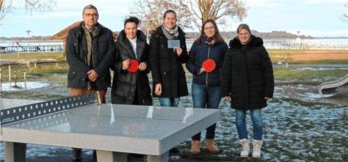 Gelungene Gemeinschaftsaktion: (von links) Markus Dörwald, Kumrije Lokaj von der Firma LK-Gebäudereinigung, Bernaus Bürgermeisterin Irene Biebl-Daiber für die Stiftung für Bernau sowie Julia Gumminger und Steffi Eicher von den „Bernauer Wichteln“. Foto re