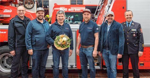 Gelungener Generationswechsel bei der Feuerwehr Rott: (von links) Kreisbrandinspektor Stephan Hangl, der neue Zweite Kommandant Maximilian Plenk, der scheidende Kommandant Manfred Lunghammer, sein Nachfolger Christian Schaber, Bürgermeister Daniel Wendrock und Kreisbrandrat Richard Schrank. Foto Klemmer