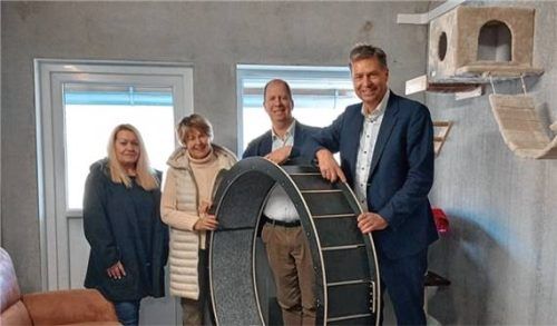 Gemeinsam für den Tierschutz: (von links) Tierheimleiterin Gabi Irber, Eva Köhr, Jan Holze (Stiftung für Engagement und Ehrenamt) und der Bundestagsabgeordnete Stephan Mayer. Foto  Fischer
