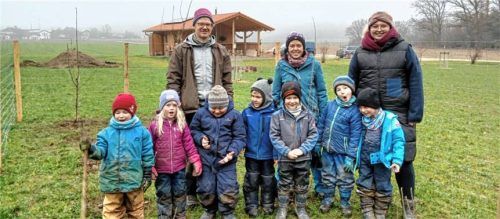 Gemeinsam für Natur rund um die Schutzhütte: (von links hinten) Matthias Nirschl (Biodiversitätsberater Landratsamt Mühldorf am Inn), Monika Knöckl (Erzieherin) und Anna Soukup (Gruppenleiterin) mit Kindern des Naturkindergartens.