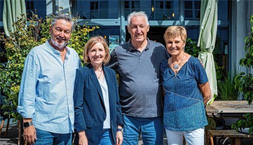 Generationswechsel in der Vinothek Hacker: Nach 14 Jahren übergeben Rainer und Christine Hacker (rechts) ihr Lebenswerk an Jochen Vogt und Sabine Geißler (links). Fotos C. Tharovsky