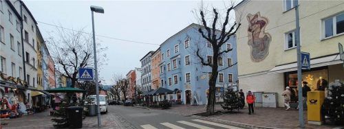 Gerade am Zebrastreifen in der Ledererzeile kommt es des Öfteren zu gefährlichen Querungsmanövern durch unebene Stellen am Wasserablauf der Straße. © Birkhof