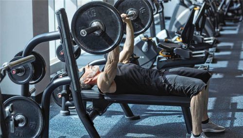 Gerade für ältere Menschen kann ein gezieltes Krafttraining gesundheitlich wichtig sein (Symbolbild). Foto IMAGO