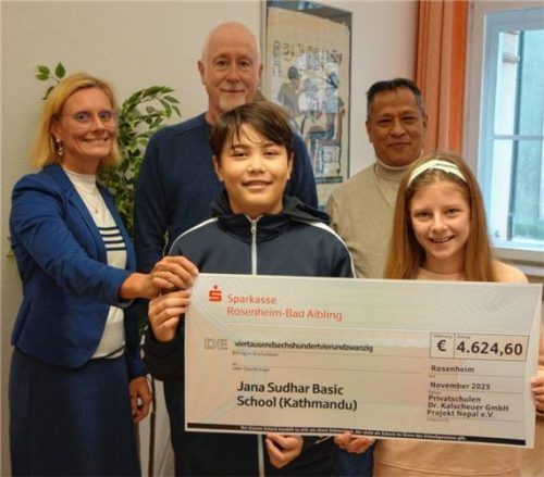 Geschäftsführerin Nicole Strasser, Projektleiter Chris Riley, Koordinator vor Ort in Kathmandu, Upendra Shrestha, Küseyin Ege Tepeciklioglu und Lena Fuhrmann aus der Klasse 5a bei der Scheckübergabe (von links).Foto Füchtner