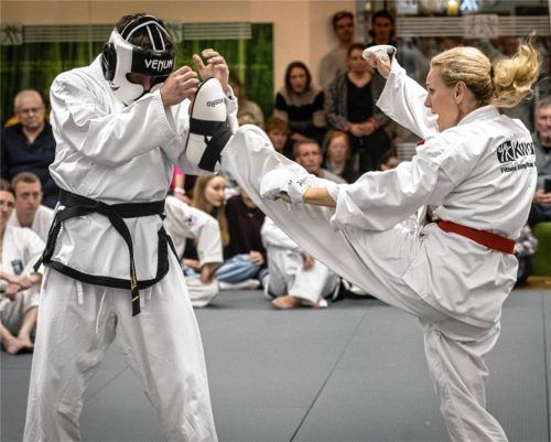 Geschafft: Christina Surer hat die Prüfung für den Schwarzgurt im Taekwondo bestanden. Foto Ametsbichler
