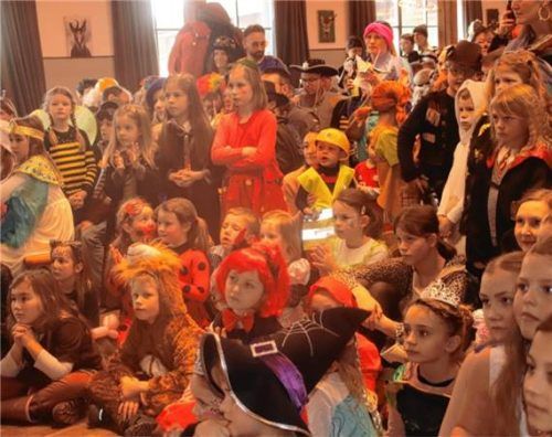 Gespannt schauen die Kinder den Darbietungen zu.Foto Zandl