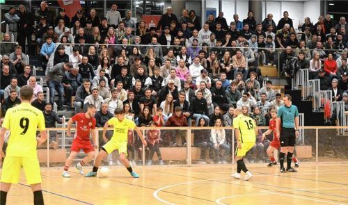 Gespannte Blicke in einer gut gefüllten Gabor-Halle beim Endspiel.Foto Franz Ruprecht