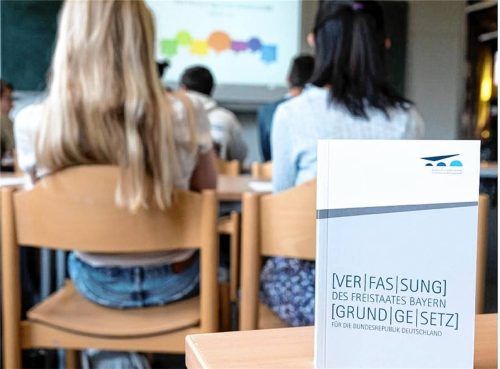 Gibt es an Rosenheimer Schulen rechtsextreme Vorfälle? Und kann die Verfassungsviertelstunde dem entgegenwirken? Foto DPA