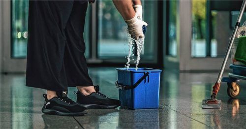 Glatte 15 Euro – das ist der neue Stundenlohn, den Gebäudereinigerinnen ab jetzt mindestens verdienen müssen, so die IG BAU Oberbayern. Foto IG BAU Oberbayern/Seifert