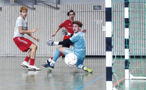 Glück für 1860 Rosenheim (hier Torwart Martin Kluczny und Maximilian Krause), denn der Ball ging knapp am Tor vorbei.Foto Christian Mühlhofer