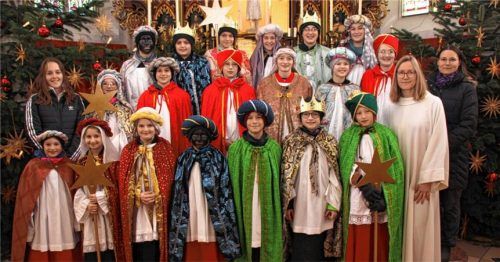 Glückliche Sternsinger, die mit dem gesammelten Geld Gutes tun können: (von links, vorne) Marlies Mayer, Marie Held, Lena Mooshofer, Simon Kurz, Maximilian König, Sebastian Kurz, Xaver Salzeder, Gemeindereferentin Monika Meingaßner sowie (von links, Mitte) Ministrantenbeauftragte Simone Wagenlechner, Barbara Sailstorfer, Noah Christ, Elisabeth Sailstorfer, Hannah Hartmann, Eva Winkler, Sarah Hartmann, Oberministrantin Michaela Kurz sowie (von links, hinten) Michael König, Luca Hagl, Hannes Hagl, Eva-Maria Sailstorfer und Anna Sailstorfer.Foto  König
