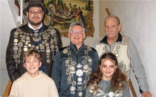 Grabenstätter Schützenkönige: (hinten von links) Thomas Watermeier (Luftgewehr), Mathias Fritz (Luftpistole) und Theo Hetzner (aufgelegtes Luftgewehr) sowie (vorne von links) Tyler Sachsenweger und Luisa Ehrenhuber. Foto Müller