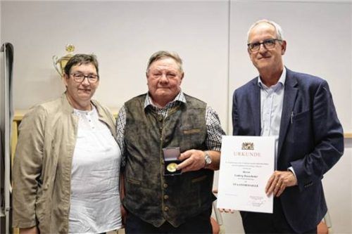 Große Ehre für Ludwig Rauscheder (Mitte). Er erhielt eine Staatsmedaille in Bronze.