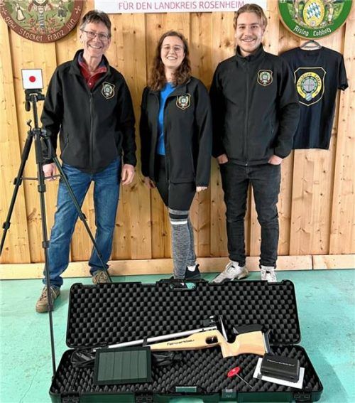Große Freude herrscht bei (von links) Franz Landenhammer senior, Stefanie Hafner und Jugendleiter Franz Landenhammer junior. Foto re