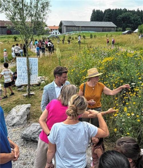 Großes Interesse an Flora und Fauna bei der Eröffnung des Naturklassenzimmers.