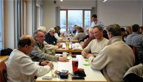 Großes Interesse beim Schafkopfrennen, rechts Vorstand Franz Weber. Foto Merk