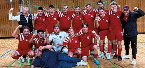 Gruppen-Obmann Martin Bruckmayer (links), Chefcoach Thomas „Burki“ Burkhard (rechts) und Edelfan Seppe Grill mit der siegreichen Futsal-Truppe der SG Inn.Foto Albert Kamhuber