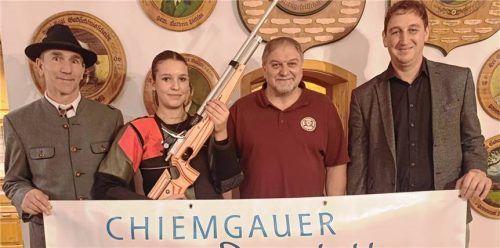Gruppenbild mit Gewehr: (von links) Schützenmeister der SG Übersee Stefan Ebner, die stellvertretende Jugendleiterin Lena Gschwendner mit dem neuen Sportschützengewehr, Jugendwart Günter Esterbauer sowie Übersees Bürgermeister Herbert Strauch. Foto Giesen