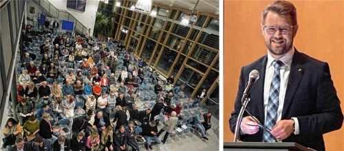 Gut besucht war auch die zweite Bürgerversammlung, die in der Aula der Mittelschule stattfand. Bürgermeister Michael Hetzl stellte sich noch einmal den Fragen der Bürger. Fotos Latta