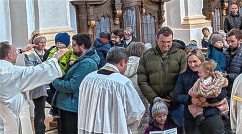 Gut besucht war die Kindersegnung in der Pfarrkirche Mariä Himmelfahrt.Foto  re