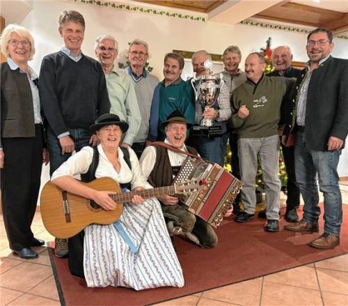 Gute Laune bei der Siegerehrung: (von rechts) Schützenmeister Paul Anner mit der Siegermannschaft Musik- und Gesangverein unter Wilhelm Zielke. Im Bild (von links stehend) Zweite Schützenmeisterin Christa Schuster mit Dorfmeister Michael Müller sowie (vorne) dem Duo Hierl-Dicker. Foto re