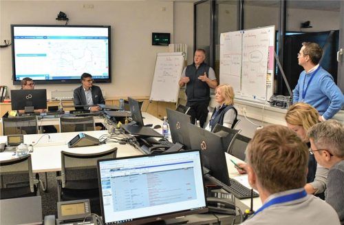 Hier laufen im Ernstfall alle Fäden zusammen: Der Krisenstab des Landkreises Mühldorf in Aktion. Fotos Erdoedy