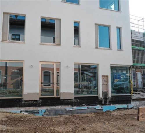 Hinter diesen Fenstern im Erdgeschoss wird der neue Gastrobereich eingerichtet. Foto merk