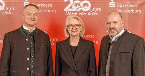 Hochrangige Wirtschaftsexpertise beim Empfang der Sparkasse Wasserburg: „Wirtschaftsweise“ Professorin Dr. Monika Schnitzer sprach auf Einladung des Sparkassenvorstands mit dem Vorsitzenden Mischa Schubert (rechts) und Vorstandsmitglied Andreas Bonholzer. Fotos Betz/Bodmeier