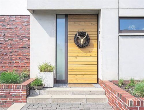 Holzpaneele – oder die Anmutung solcher – sind bei Haustüren ein gefragtes Designelement. Foto Kowa/Fennen