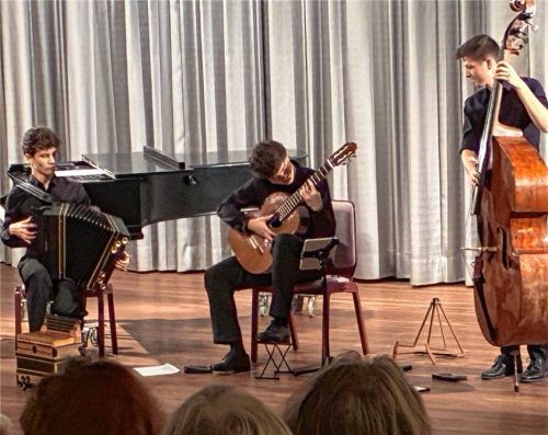 Ihre Formation „34u“ ist in der Region längst kein Geheimtipp mehr: (von links) Jakob Kastner, Benno Panhans und Raphael Bauer.Foto prokop