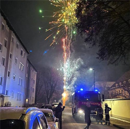 Im Bereich der Burgfriedstraße setzte ein Böller einen Balkon in Vollbrand. Die Feuerwehr verhinderte, dass sich der Brand ausbreitete. Trotzdem mussten alle Bewohner das Mehrfamilienhaus verlassen. Fotos Feuerwehr Rosenheim