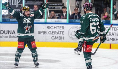 Im ersten Heimspiel der Saison gegen Ravensburg bejubelten Ville Järveläinen (links) und Jordan Taupert einen 3:1-Sieg. Foto Ludwig Schirmer