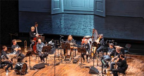 Im Hintergrund wandern Türen, vorne wandert „Franui“ durch immer andere Melodien. Foto Janka