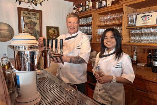 Im März 2025 blickten Aphinya und ihr Mann Thomas Hinkelmann als neue Wirtsleute im Landgasthaus Stefanskirchen noch mit Zuversicht in die Zukunft. Nun müssen sie zusperren. Foto  Klemm