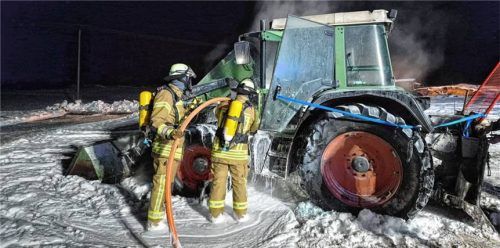 Im Ortsteil Bayern kam es am Freitagnachmittag zu einem Traktorbrand.Foto Feuerwehr Bergen
