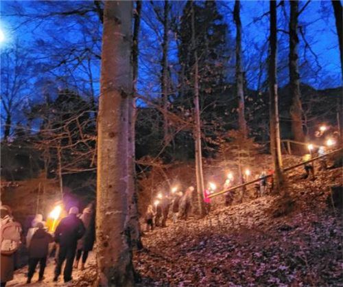 Im Schein der Fackeln führte die Wanderung die Teilnehmer durch den Wald hinauf zum Kindergarten. Foto Steffenhagen
