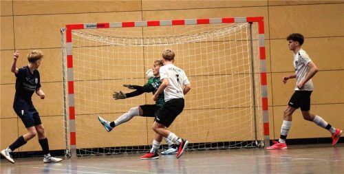 Im Vorjahr duellierten sich die B-Junioren der SG Reichertsheim-Ramsau/Gars (in Weiß) und der JFG FC Holzland/Inn schon in der Vorrunde – heuer treffen beide Vereine beim Finalturnier um den Kreistitel aufeinander.Foto Christian Mühlhofer
