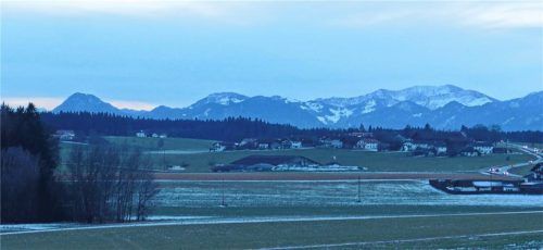 Im Wald auf dem Höhenzug südlich von Vogtareuth ist der Mobilfunkmasten geplant, dessen Antennen die noch bestehenden Funklöcher schließen sollen. Foto Schubert