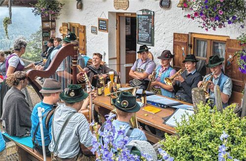 Immer mehr Touristen kommen ins Achental und nach Grassau, um Landschaft und Kultur zu genießen. Foto Flug
