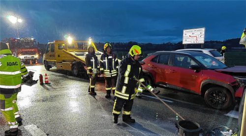 Immer wieder kracht es an der B15. Besonders die Linksabbiegespur aus Richtung Griesstätt gilt als unfallträchtig. Foto Barth