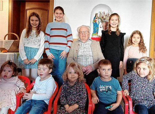 In bester Verfassung und bestens gelaunt feierte Rupert Anzenberger seinen 99. Geburtstag. Da freute ihn der Besuch seiner Urenkel ganz besonders. Er fühlt sich sichtlich wohl inmitten der Kinderschar.Foto  Josef Unterforsthuber