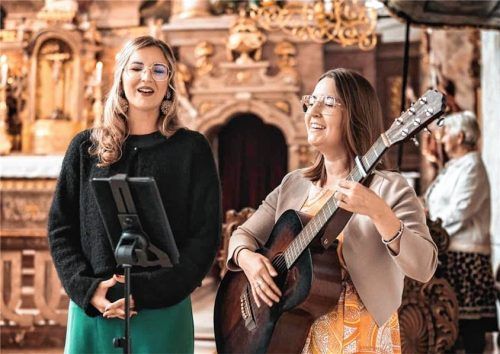 In der Kirche fing es für sie an – mittlerweile treten Maria (links) und Chrissi Plank überall auf.Foto  THB-Photo