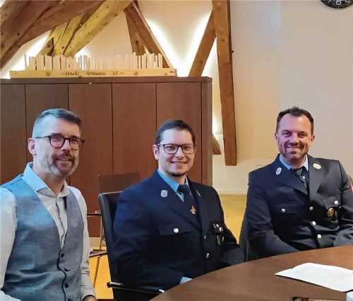 In der Marktgemeinderatssitzung standen Bürgermeister Stefan Kattari (von links) die neuen Kommandanten Konrad Nagele und Michael Haslinger Rede und Antwort.Foto  Eder