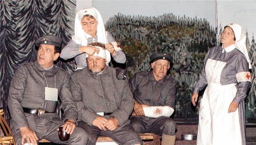 In dieser Szene des Stücks „Pater Rupert Mayer“ verarzten Krankenschwestern verwundete Soldaten. Foto Theatergesellschaft Bad Endorf