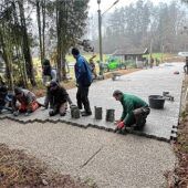Grünbacher Eisschützen reparieren Eisbahn