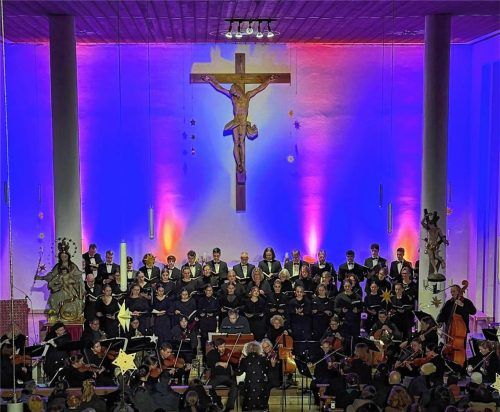 In großer Besetzung wurde das Weihnachtsoratorium zum Leben erweckt.Fotos gymnasium BAD AIBLING